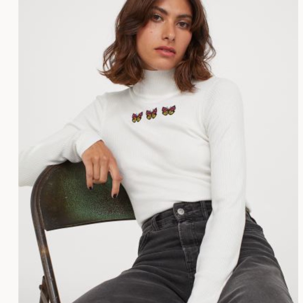 Cream ribbed fitted turtleneck w/ butterfly